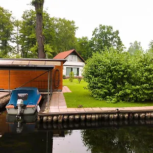 https://ferienhaus-direkt-an-der-spree-mit-kleinem-hafen-und-whirlpool.find-berlin-hotels.com